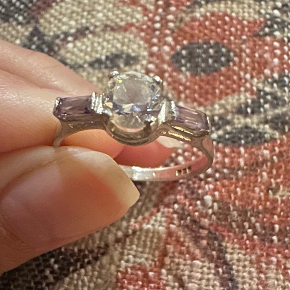 Elegant Silver Ring with Clear Gemstone - Picture 3 of 6